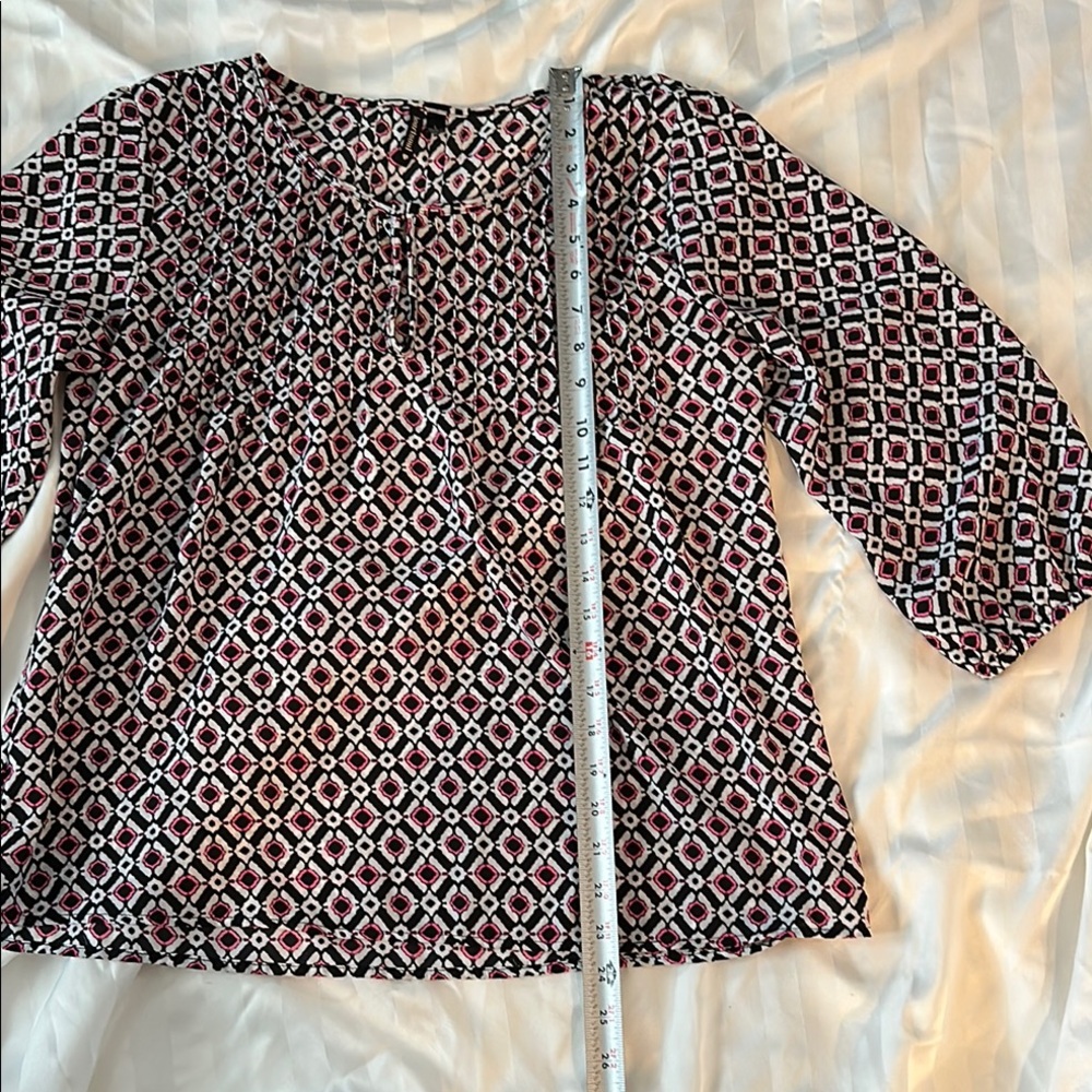 Geometric Patterned Women's Top - Picture 2 of 10